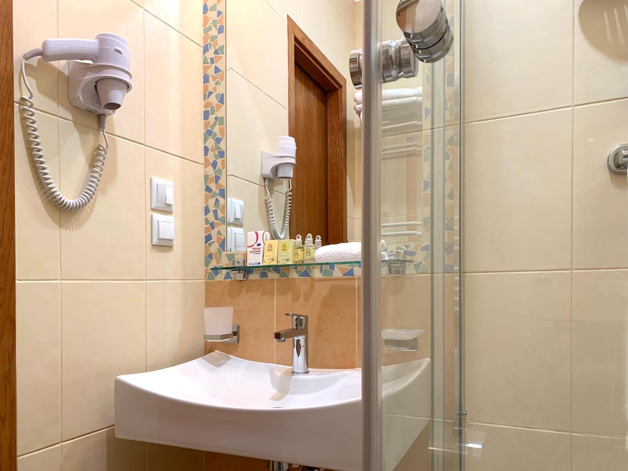 Economy Room In Hotel Eney Лвив Стая снимка