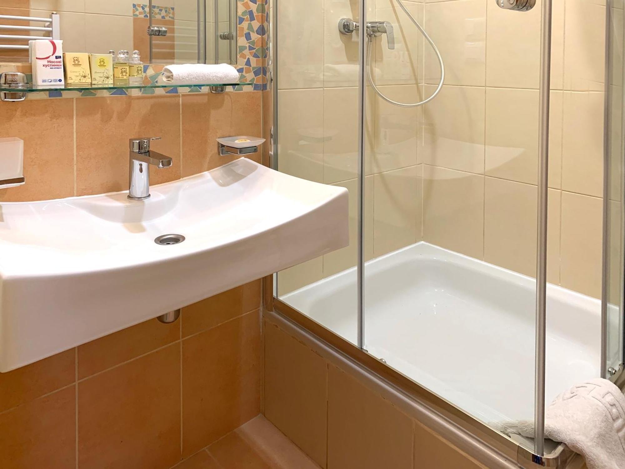 Economy Room In Hotel Eney Лвив Стая снимка