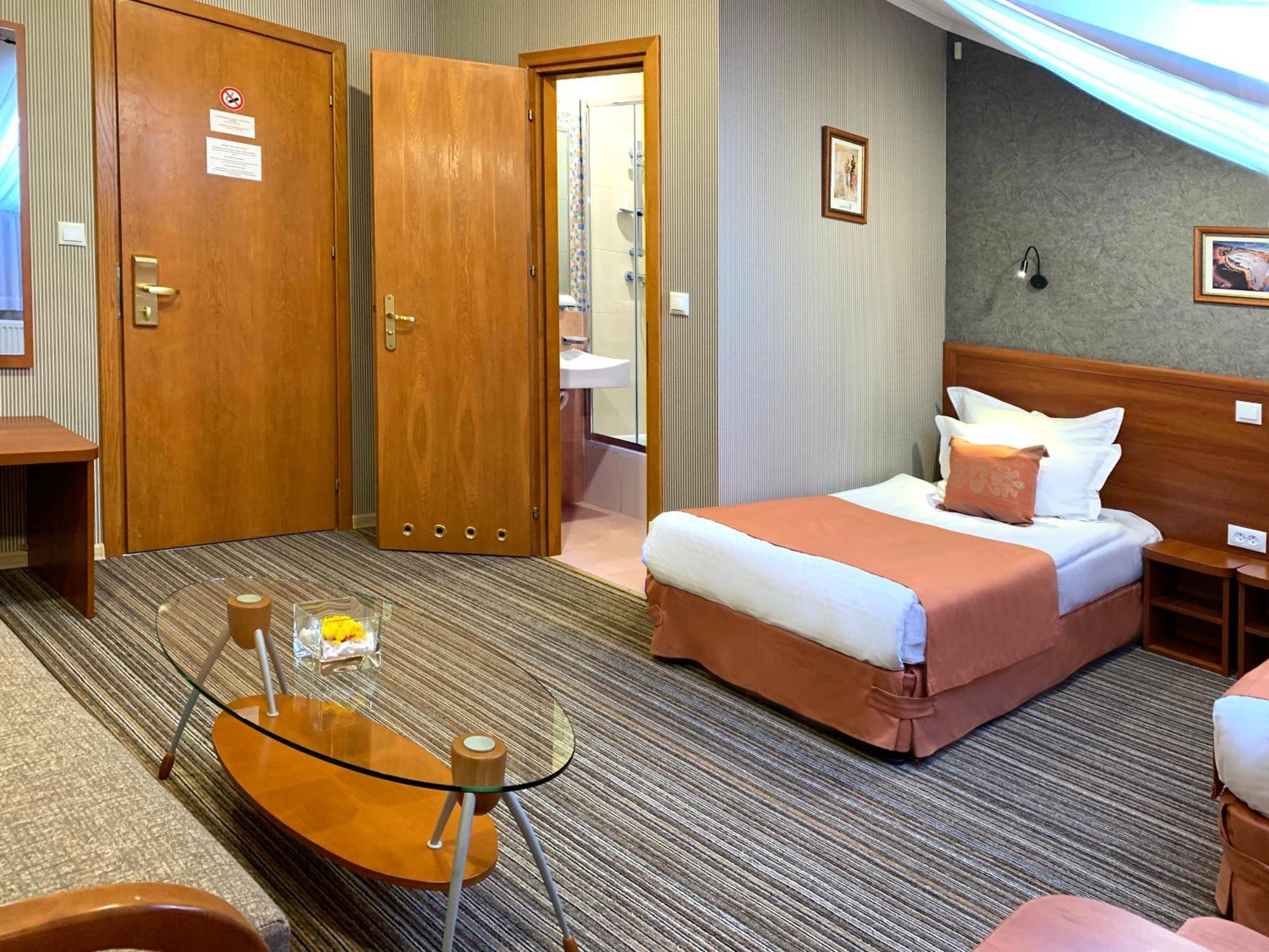 Economy Room In Hotel Eney Лвив Стая снимка