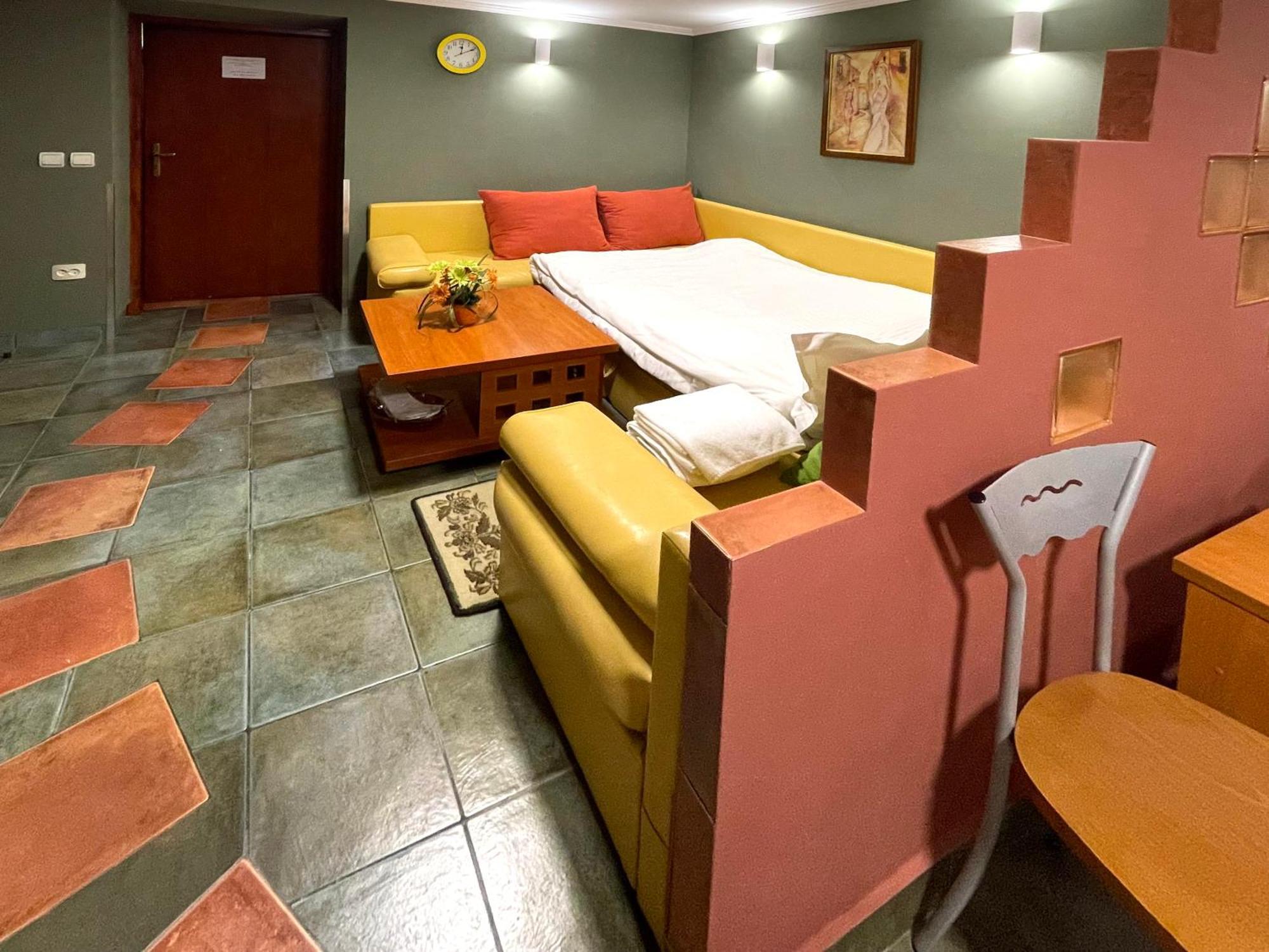 Economy Room In Hotel Eney Лвив Стая снимка