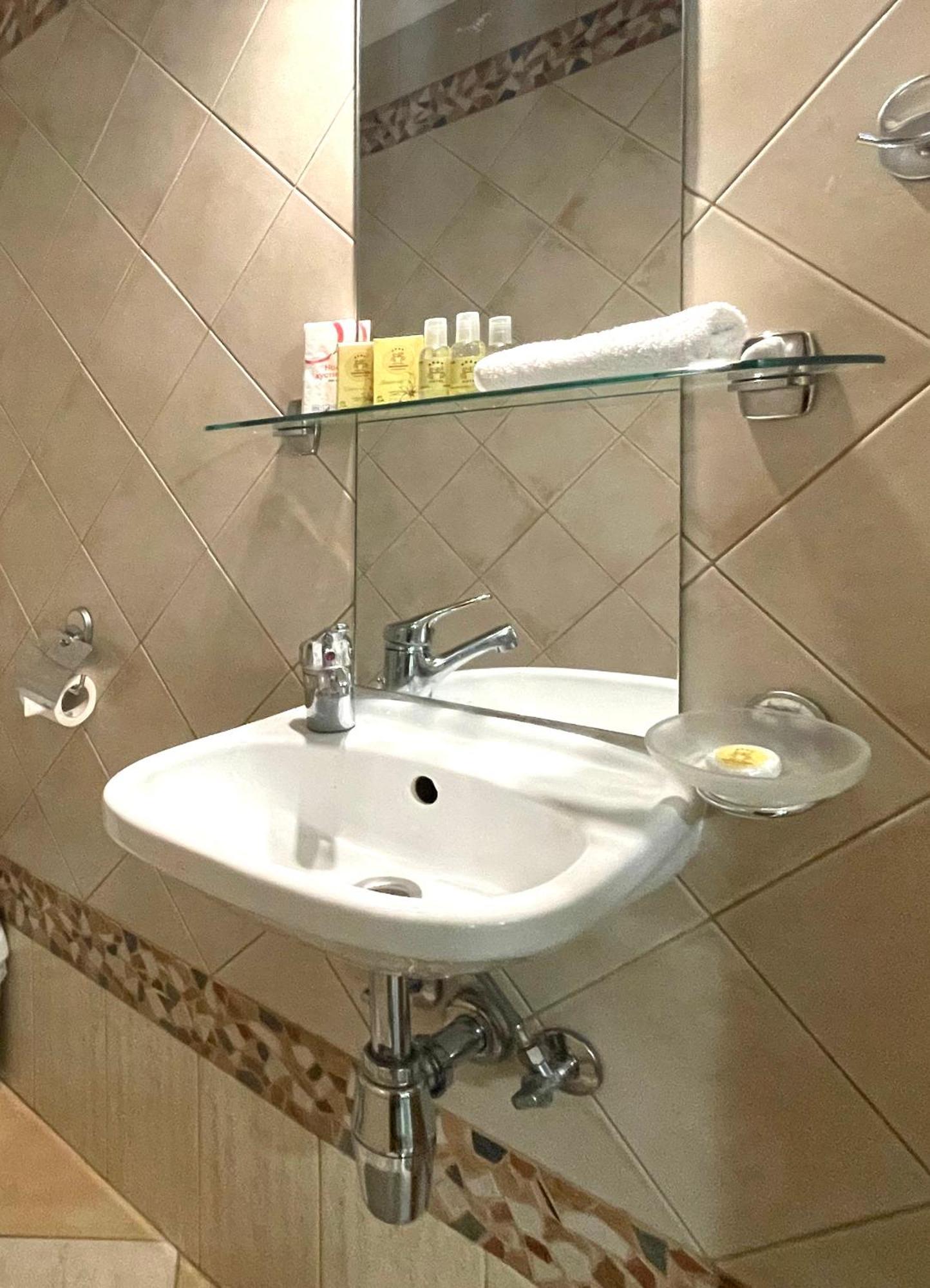 Economy Room In Hotel Eney Лвив Стая снимка